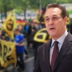 Ungerechtigkeit fördert Rechtsextreme: Strache, im Hintergrund ein rechtsextremer Aufmarsch. Foto: kontrast.at
