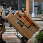 Die Amazon-Mitarbeiter machen Jeff Bezos reich und immer reicher ... und haben nichts davon Foto: Unsplash/Wynand van Poortvliet