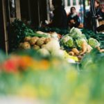 Mehr Lebensqualität durch regionale Wirtschaft statt internationaler Konzerne. Foto: Unsplash/Markus Spiske