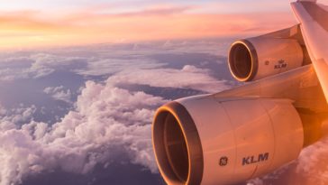 Stornierte Flüge durch Corona: Airlines haben zwar Staatshilfen kassiert. Geld für stornierte Flüge zahlen sie allerdings bisher kaum zurück. Foto: Unsplash/Emiel Molenaar