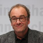 Robert Menasse hat Norbert Blümels Wahlkampfvideo kritisiert. Der reagiert wie gewohnt: Er versucht das Ganze in einer Erinnerungslücke zu vergraben und löscht das Posting. Bild: Wikicommons/Heike Huslage-Koch
