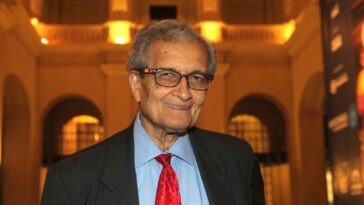 Armatya Sen erlebte als junger Bub rassistische Pogrome und Hungersnöte - als Zaungast. Er und seine wohlhabenden Freundinnen und Freunde waren davon nicht betroffen. Diese Erfahrung prägt sein Werk. Foto: Wikicommons/Fronteiras do Pensamento