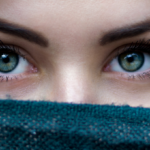 Opfer von Gewalt gegen Frauen sind nicht immer körperlich verletzt. Psychische Gewalt wird immer noch verharmlost. Foto: Unsplash/ Alexandru Zdrobău