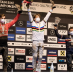 David Trummer (links) musste sich nur Reece Wilson (Mitte) geschlagen geben. Der Steirer gewann die erste Medaille im Downhill für Österreich. Foto: Screenshot