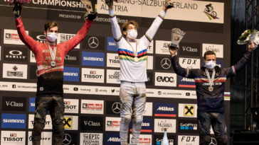 David Trummer (links) musste sich nur Reece Wilson (Mitte) geschlagen geben. Der Steirer gewann die erste Medaille im Downhill für Österreich. Foto: Screenshot
