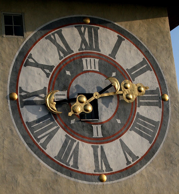 Uhrturm Graz: Beim Uhrturm sind Stunden- und Minutenzeiger verkehrt. Auf dem Bild ist es 14:40 Uhr.
