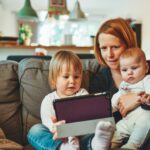Die Familienpolitik in Österreich ist immer noch auf die Vater-Mutter-Kind-Familie zugeschnitten. Alleinerzieherinnen gehen oft leer aus. Foto: Unsplash/ Alexander Dummer