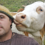 Beinahe hätte Christian BAchler seinen Bergerhof aufgeben müssen. Doch sein Engagement und eine ungleiche Allianz retteten den Bergbauernhof Foto: Facebook