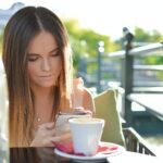 Cybermobbing: Immer mehr Kinder und Jugendliche greifen aus Verzweiflung zu Tabletten oder Alkohol. Foto: Unsplash/Tamara Bellis