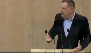 Philip Kucher bei seiner Rede im Parlament