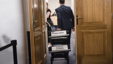 Akten werden zum Untersuchungsausschuss gebracht