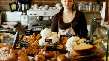 Frau in einer Bäckerei. Sie verdient kaum mehr als Arbeitslose. Foto: Unsplash/ Ekaterina Tyapkina