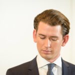 Sebastian Kurz blickt traurig nach unten
