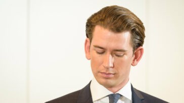Sebastian Kurz blickt traurig nach unten