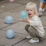 Die ÖVP macht Wahlkampf in einer Volksschule: Ein Kind mit einem türkisen Ballon Foto: Pexels/Allan Mas