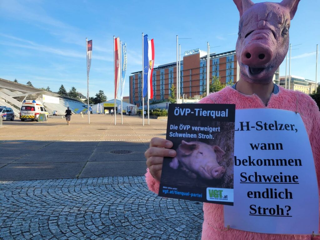 Ein Tierschützer wollte vor dem ÖVP Wahlkampfauftakt in Oberösterreich Flyer verteilen