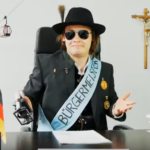 Marcus Hinterberger in seinem Musikvideo zum Bürgermeister Blues mit kritischen Lyrics.