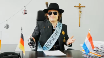 Marcus Hinterberger in seinem Musikvideo zum Bürgermeister Blues mit kritischen Lyrics.