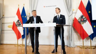 Werner Kogler und Gernot Blümel präsentieren Details zur Steuerreform. Für die Menschen im Burgenland wird sie viel kosten. Foto: BKA/Christopher Dunker