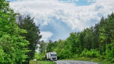 Die allgemeine LKW-Maut soll dafür sorgen, dass LKW nicht mehr auf Landstraßen und durch Wohngebiete die Autobahnmaut "umfahren". Doch die ÖVP blockiert. Foto: Pixabay