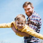 Vater hält seinen Sohn bei der Impflotterie im Burgenland.