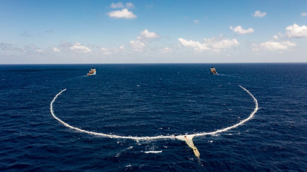 Lösungen für Plastikmüll im Meer: Die Konstruktion der NGO wird von zwei Schiffen gezogen.