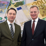 Stelzer und Haimbuchner vor Geldscheinen