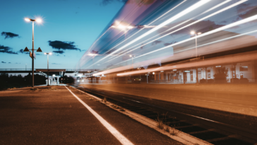 Burgenland Öffis Bahnsteig bei Dämmerung