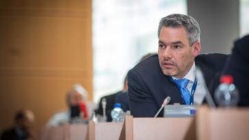 Burgenland: Die Schlepper-Fälle haben sich 2021 vervierfacht. Die Landesregierung fordert Asyl-Verfahrenszentren außerhalb der EU. Bild: European People's Party, CC BY 2.0