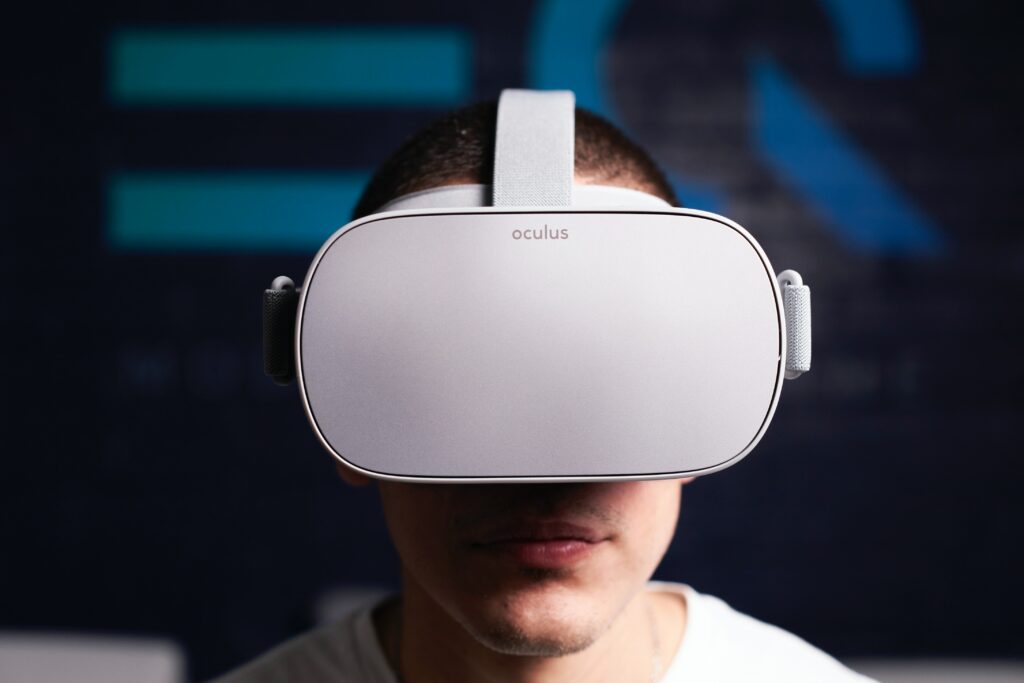 Was ist das Metaverse? Mann trägt VR-Brille der Marke Oculus Rift