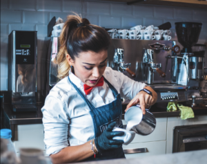 Kellnerin in einem Café Arbeitslosengeld rauf