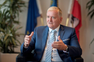 Der niederösterreichische Landeshauptfrau-Stellvertreter Franz Schnabl (SPÖ) fordert kostenlose Kinderbetreuung ab 2 Jahren, längere Öffnungszeiten der Betreuungseinrichtungen und weniger Schließtage. Bild: SPÖ Niederösterreich