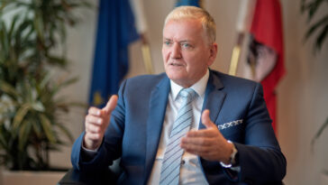 Der niederösterreichische Landeshauptfrau-Stellvertreter Franz Schnabl (SPÖ) fordert kostenlose Kinderbetreuung ab 2 Jahren, längere Öffnungszeiten der Betreuungseinrichtungen und weniger Schließtage. Bild: SPÖ Niederösterreich