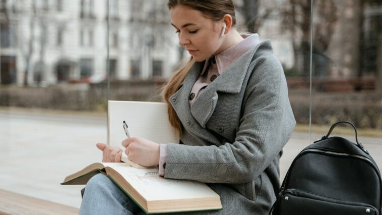 Gleichstellung Gemeinden Österreich Frau sitzt auf einer Bank und liest ein Buch