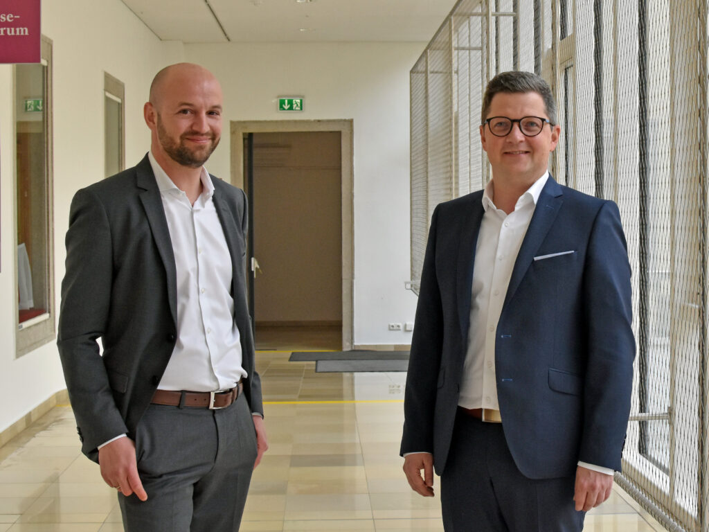 Grünen-Klobobmann Severin Mayr (links) und SPÖ-Klubobmann Michael Lindner beantragten OÖ-Hilfsmaßnahmen gegen die Teuerung.