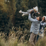 Die 35-Stunden-Woche hat viele Vorteile. Vor allem aber bringt sie Zeit für Familie und Freunde. Bild: Young family photo created by senivpetro - www.freepik.com