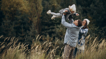 Die 35-Stunden-Woche hat viele Vorteile. Vor allem aber bringt sie Zeit für Familie und Freunde. Bild: Young family photo created by senivpetro - www.freepik.com