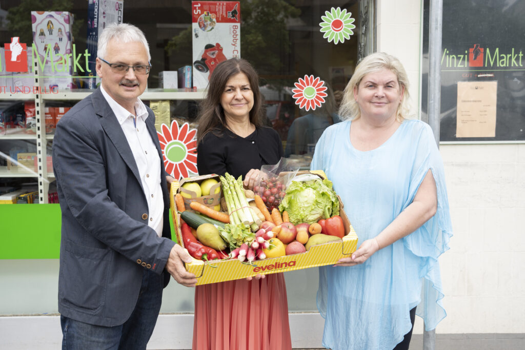 Soziallandesrätin Doris Kampus (Mitte) unterstützt die Sozialmärkte in der Steiermark wie die VinziMärkte (Leiterin Sigrid Wimmer) und die Einrichtungen der Caritas (Leiter Franz Waltl). Vor allem Gemüse und Obst sind gefragt.