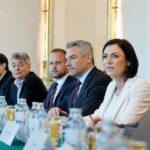 Auf dem Bild sieht man ehemalige Regierungsmitglieder, darunter die zurückgetretene Landwirtschaftsministerin Köstinger