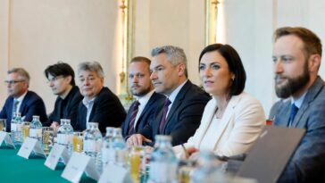 Auf dem Bild sieht man ehemalige Regierungsmitglieder, darunter die zurückgetretene Landwirtschaftsministerin Köstinger