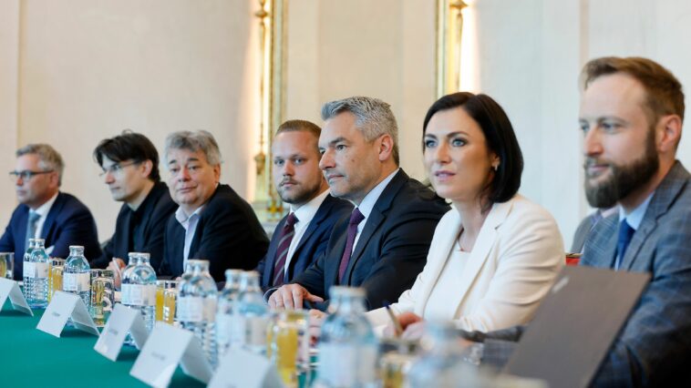 Auf dem Bild sieht man ehemalige Regierungsmitglieder, darunter die zurückgetretene Landwirtschaftsministerin Köstinger