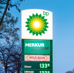 BP änderte sein Logo, um sich wie mit dem CO2-Fußabdruck als sauberer und grüner darzustellen.