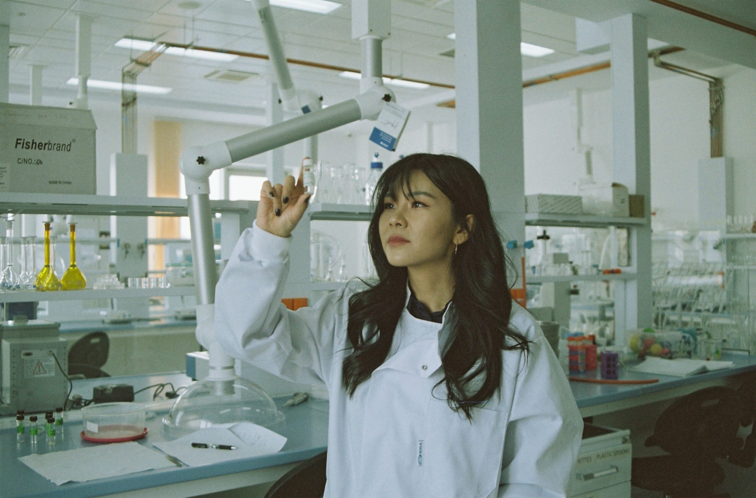 Eine junge Frau steht im Labor