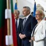 Kanzler Karl Nehammer und Landeshauptfrau Mikl-Leitner (beide ÖVP) haben ihr liebe Not mit dubiosen Inseraten. In beiden Fällen soll die ÖVP Steuergeld für ihre Zwecke missbraucht haben - so die Vorwürfe. Die Ermittlungen laufen. Mikl-Leitner hat nun in NÖ Landesbediensteten verboten, dem Landesrechnungshof direkt auf Fragen zu antworten. Foto: BKA/Christopher Dunker