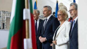 Kanzler Karl Nehammer und Landeshauptfrau Mikl-Leitner (beide ÖVP) haben ihr liebe Not mit dubiosen Inseraten. In beiden Fällen soll die ÖVP Steuergeld für ihre Zwecke missbraucht haben - so die Vorwürfe. Die Ermittlungen laufen. Mikl-Leitner hat nun in NÖ Landesbediensteten verboten, dem Landesrechnungshof direkt auf Fragen zu antworten. Foto: BKA/Christopher Dunker