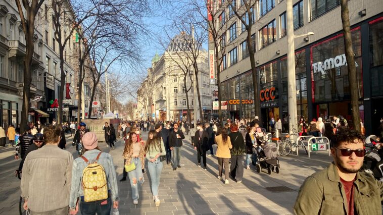 Wien: Menschen auf der Mariahilferstraße