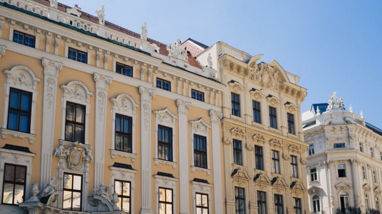 Ein Altbau in Wien: Mieterhöhung in Österreich betrifft vor allem Altbauwohnungen