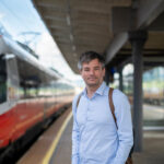 Öffi Challenge am Land, Wolfgang Moitzi Landtagsabgeordneter am Bahnsteig