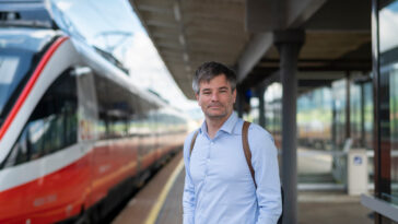 Öffi Challenge am Land, Wolfgang Moitzi Landtagsabgeordneter am Bahnsteig