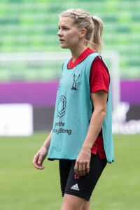 Die besten Fußballerinnen der Welt sind alle Profis - Ada Hegerberg gehört zu ihnen.